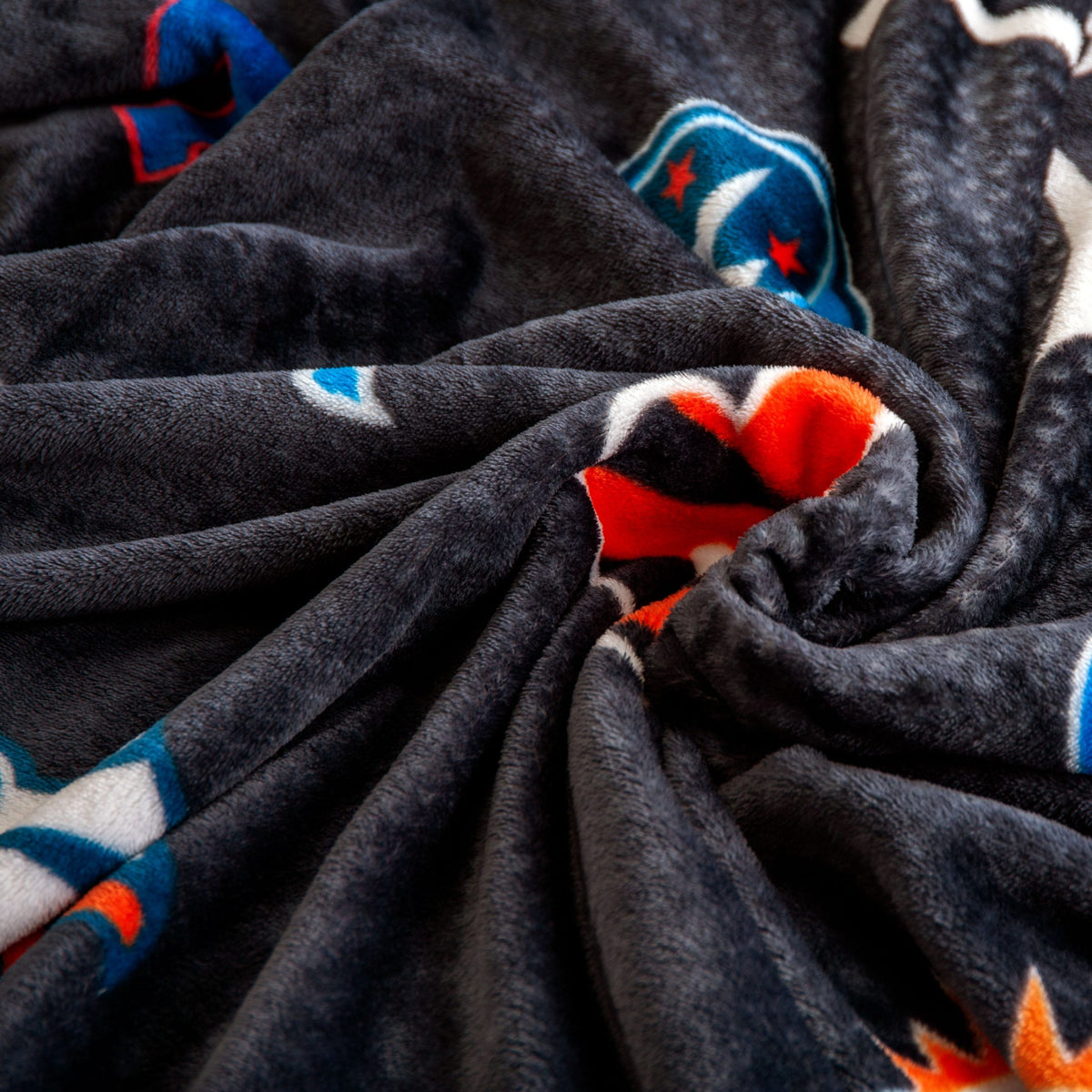 Nahaufnahme des Wellsoft-Flauschs der NFL Kuscheldecke mit Team-Logos