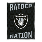 NFL Kuscheldecke ‘Raiders’ 150 x 200 cm: Raiders-Schild mit „RAIDER NATION“ auf Schwarz