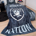 NFL Kuscheldecke ‘Raiders’ auf einem Bett