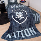 NFL Kuscheldecke ‘Raiders’ auf einem Bett