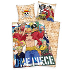 One Piece Bettwäsche-Set ‘Ruffy’ 135 x 200 cm: Bettbezug mit Ruffy und der Strohhutbande, Kissen 80 x 80 cm mit Jolly Roger, Wendeseite im Pergament-Look