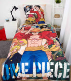 One Piece Bettwäsche ‘Ruffy’ auf einem Einzelbett im Jugendzimmer