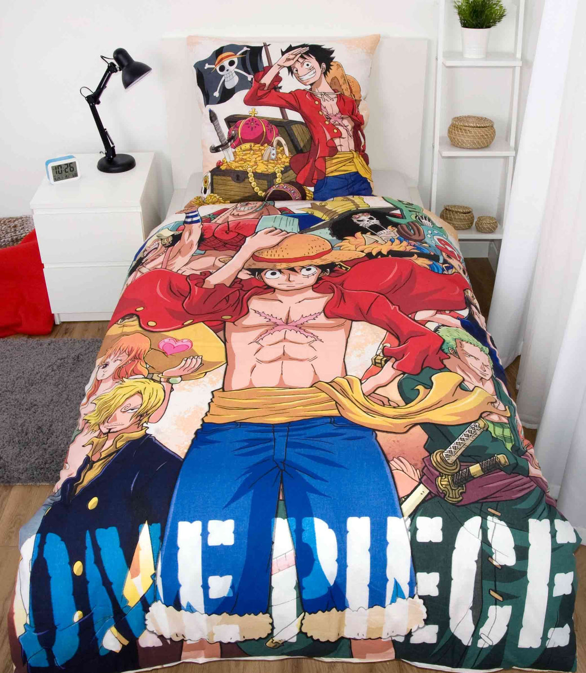 One Piece Bettwäsche ‘Ruffy’ auf einem Einzelbett im Jugendzimmer