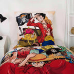 Kissen der One Piece Bettwäsche ‘Ruffy’ mit Ruffy, Schatztruhe und Piratenflagge