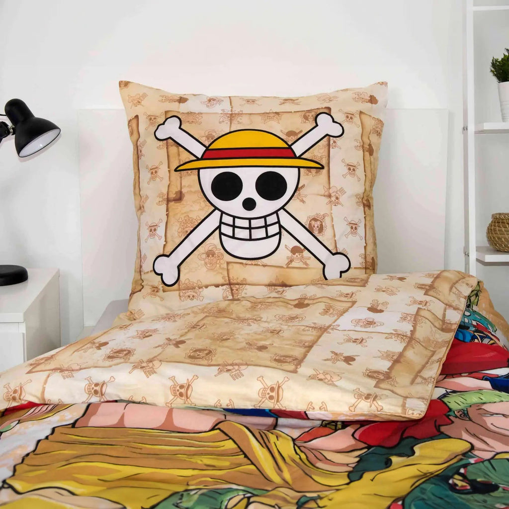 Kissen der One Piece Bettwäsche mit der Jolly Roger der Strohhutbande auf Pergament