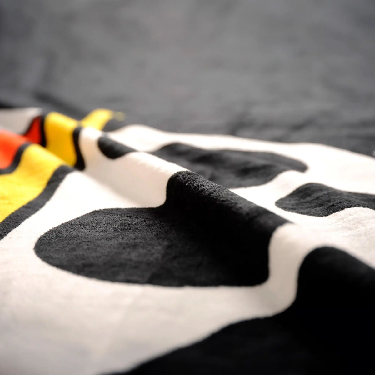 Nahaufnahme des Totenkopfs auf dem flauschigen Wellsoft
