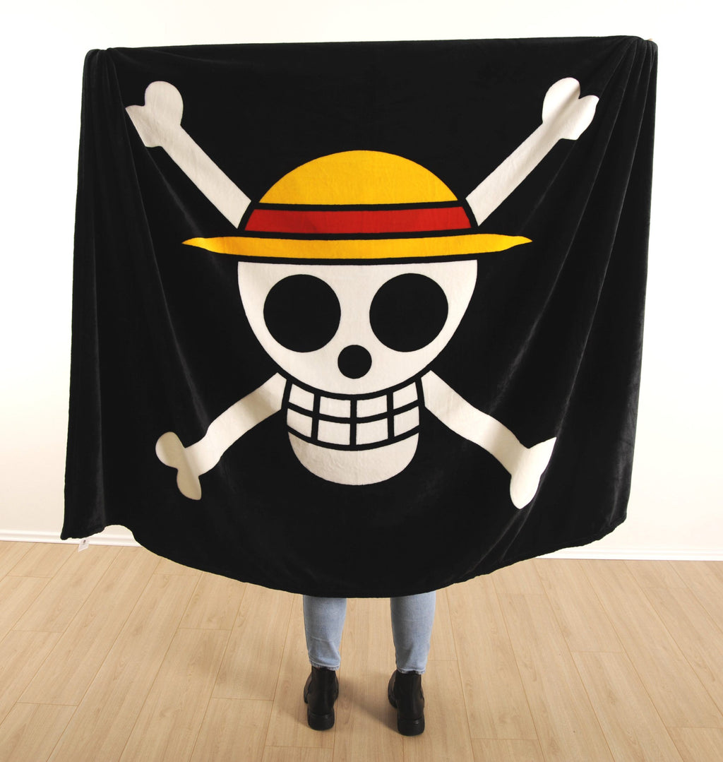One Piece Kuscheldecke ‘Skull’ hochgehalten und in voller Größe ausgebreitet