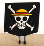 One Piece Kuscheldecke ‘Skull’ hochgehalten und in voller Größe ausgebreitet