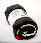 Aufgerollte One Piece Kuscheldecke mit Banderole