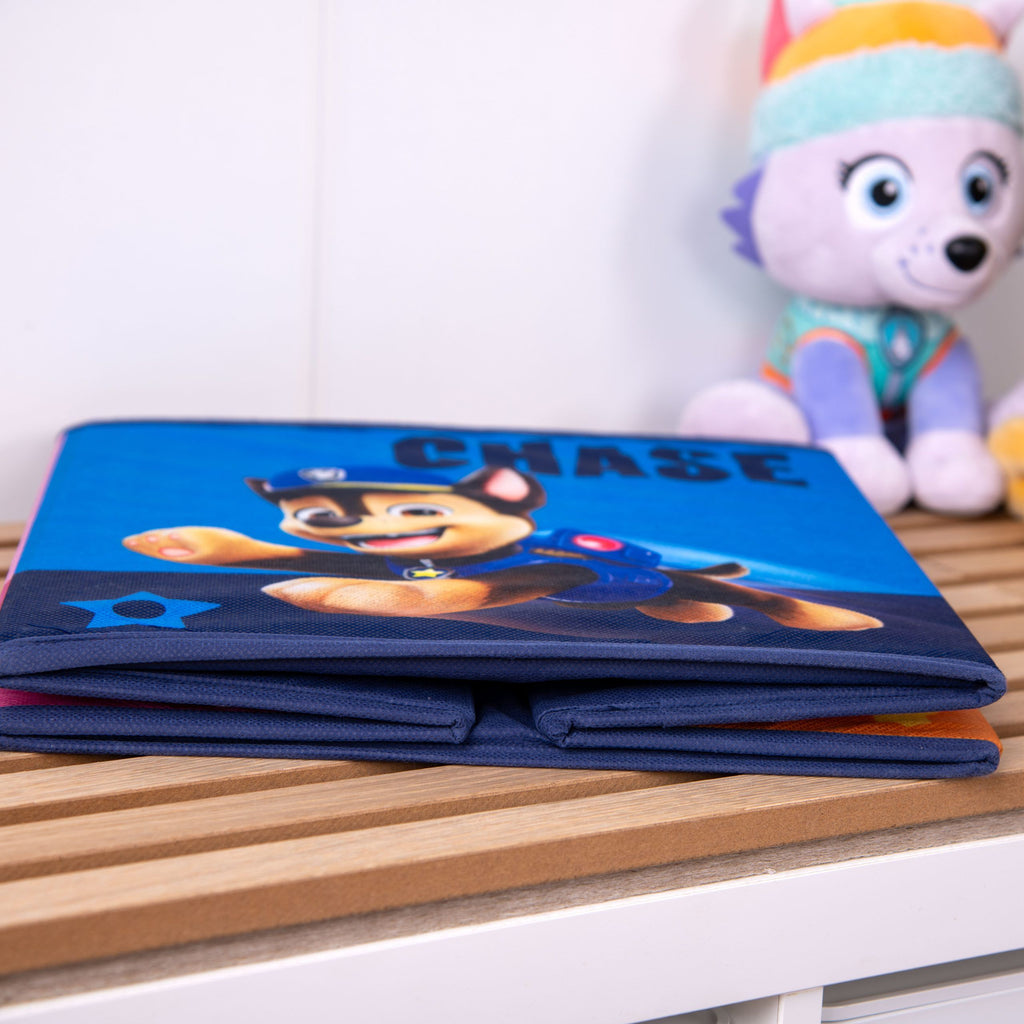 Flach gefaltete Paw Patrol Aufbewahrungsbox mit Chase vor Plüschfiguren