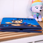 Flach gefaltete Paw Patrol Aufbewahrungsbox mit Chase vor Plüschfiguren