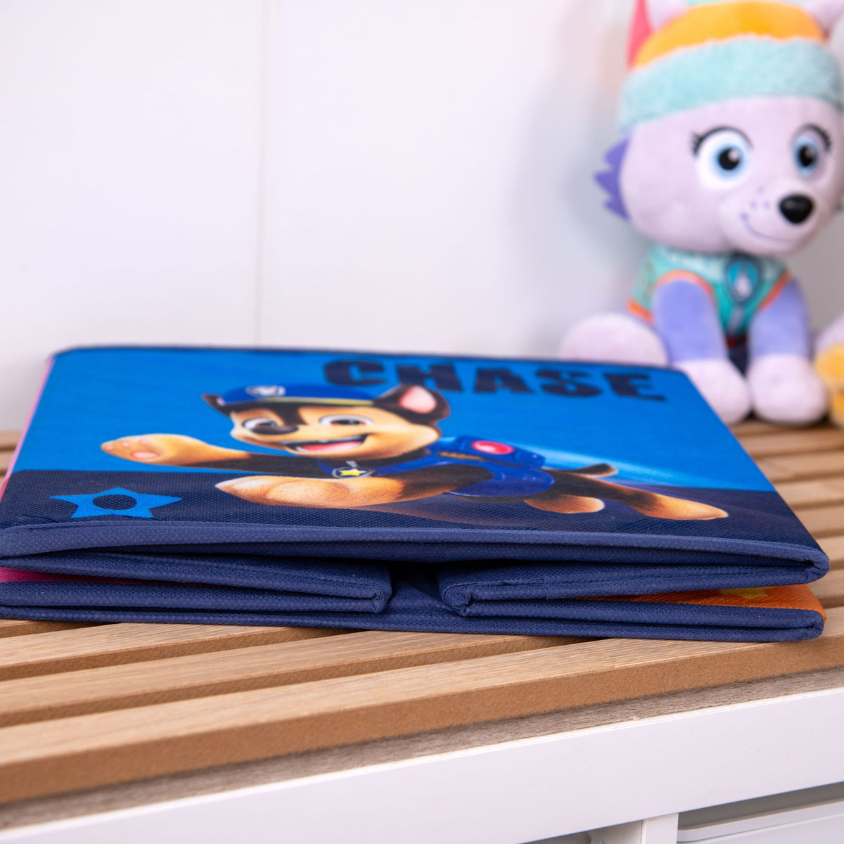 Flach gefaltete Paw Patrol Aufbewahrungsbox mit Chase vor Plüschfiguren