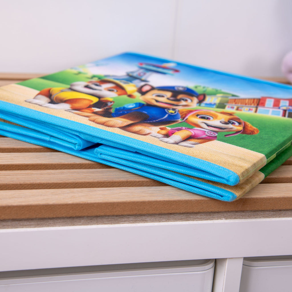 Flach gefaltete Paw Patrol Aufbewahrungsbox auf einer Holzbank