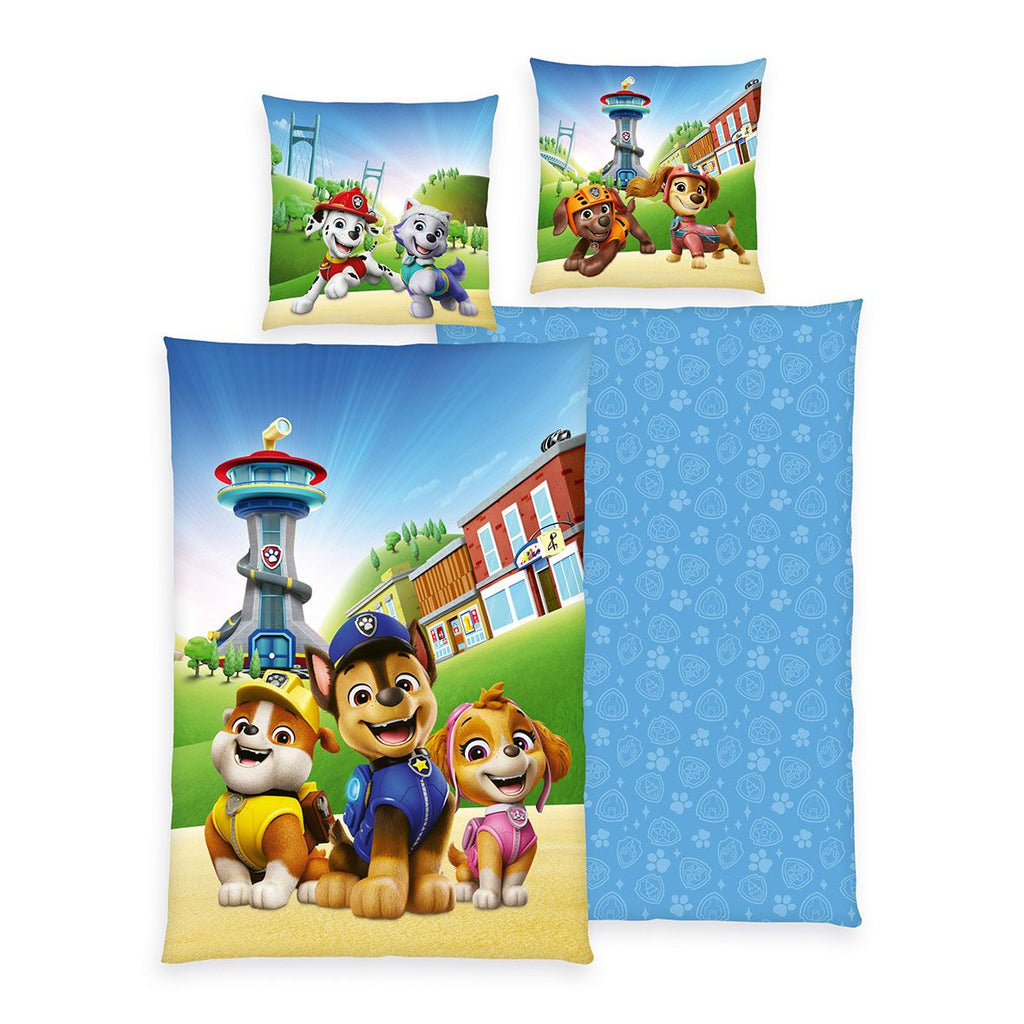 Paw Patrol Bettwäsche-Set ‘Adventure Bay Crew’ 135 x 200 cm: Bettbezug mit Chase, Rubble und Skye vor dem Lookout, Wendeseite hellblau mit Pfoten, Kissen 80 x 80 cm