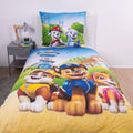 Paw Patrol Bettwäsche ‘Adventure Bay Crew’ auf einem Einzelbett im Kinderzimmer