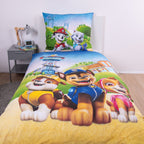 Paw Patrol Bettwäsche ‘Adventure Bay Crew’ auf einem Einzelbett im Kinderzimmer