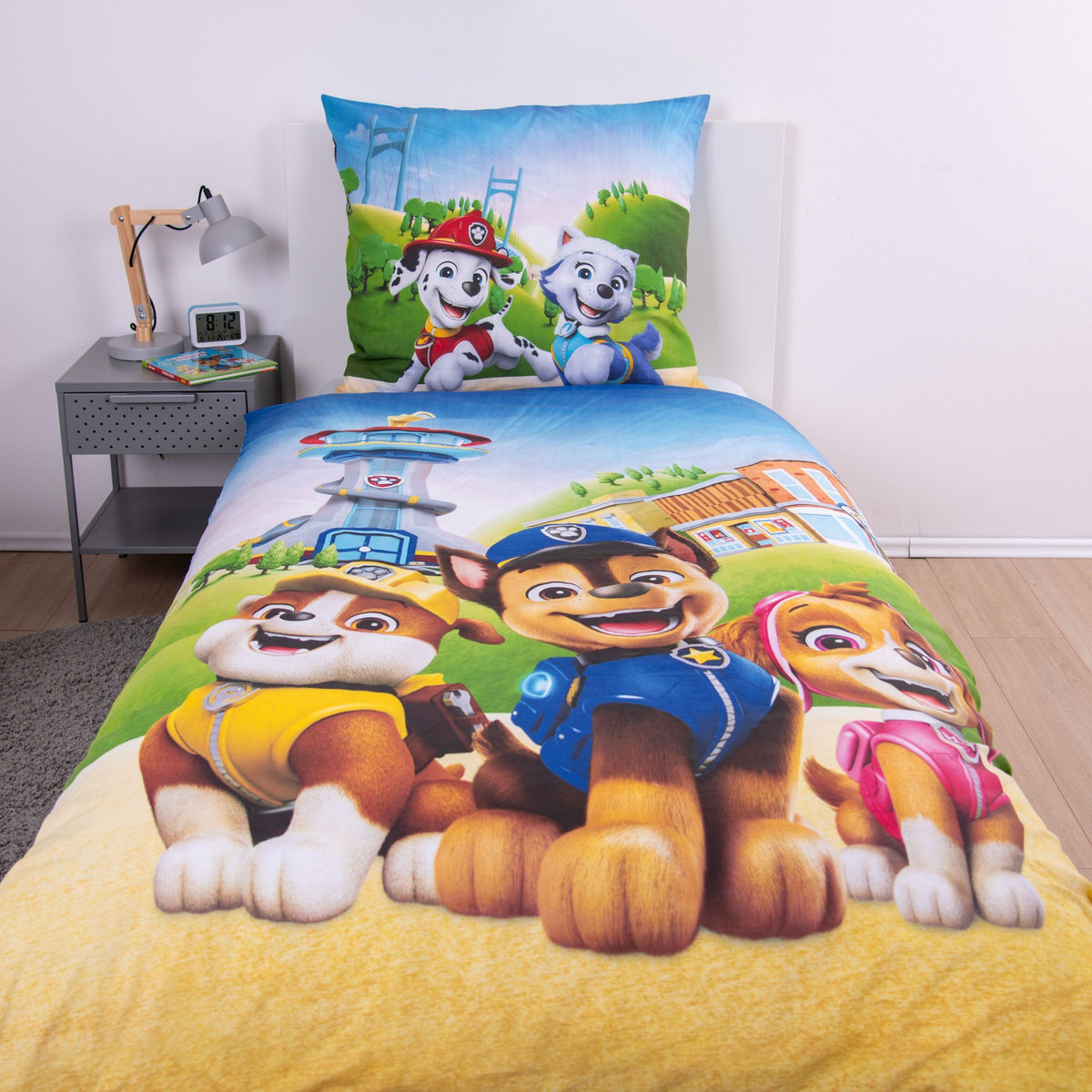 Paw Patrol Bettwäsche ‘Adventure Bay Crew’ auf einem Einzelbett im Kinderzimmer