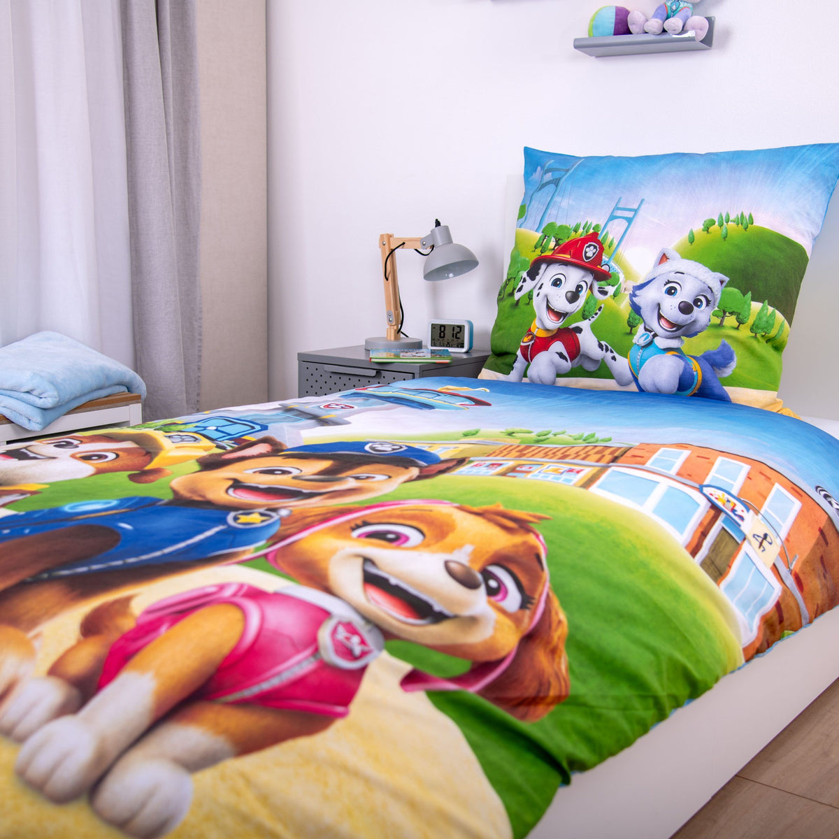 Paw Patrol Bettwäsche ‘Adventure Bay Crew’ mit Chase, Rubble und Skye auf einem Bett