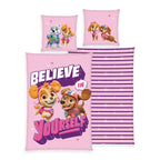Paw Patrol Bettwäsche ‘Believe’: Skye und Liberty mit Schriftzug Believe in yourself auf Rosa, Wendeseite mit lila Streifen, Kissen mit Everest