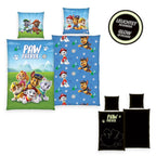 Paw Patrol Bettwäsche-Set ‘Glow in the Dark’ 135 x 200 cm: Bettbezug blau mit den Fellfreunden und Schriftzug, Wendeseite blau gemustert, Kissen 80 x 80 cm, leuchtet im Dunkeln