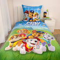 Paw Patrol Bettwäsche ‘Glow in the Dark’ auf einem Einzelbett im Kinderzimmer