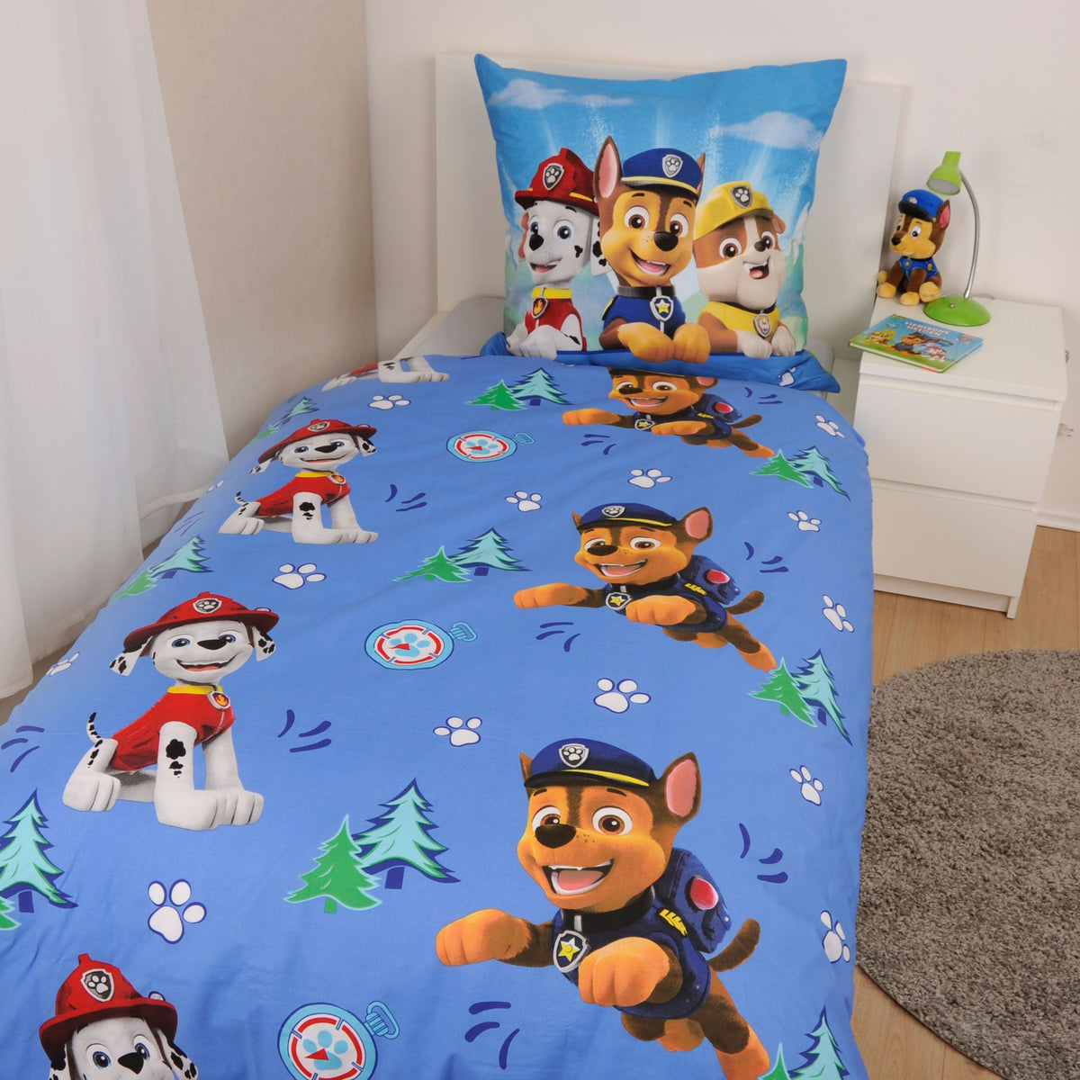 Blaue Wendeseite der Paw Patrol Bettwäsche ‘Glow in the Dark’ mit Fellfreunden, Tannen und Pfoten