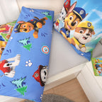 Paw Patrol Bettwäsche ‘Glow in the Dark’ mit Wendeseite und Kissen auf einem Bett