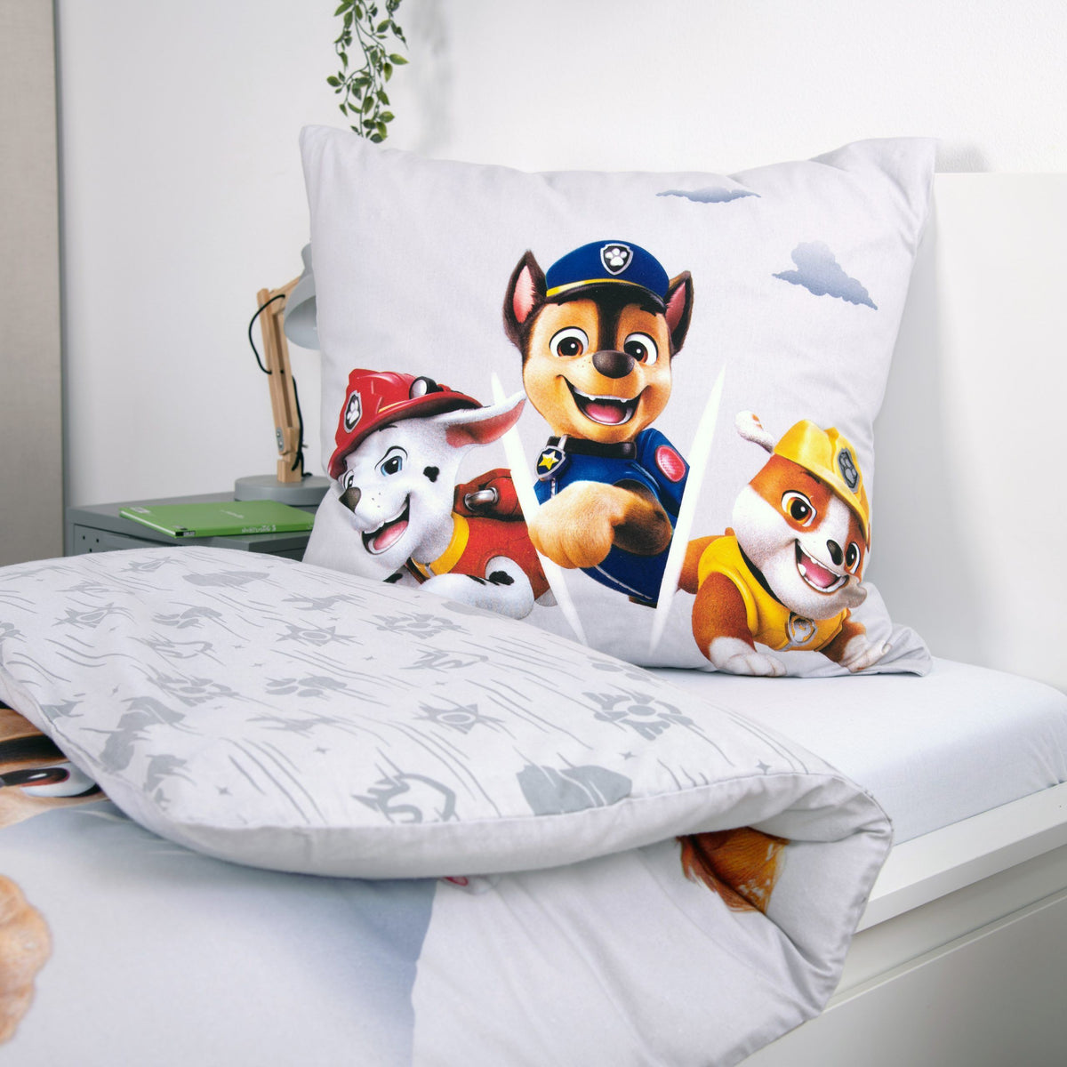 Kissen mit Chase, Marshall und Rubble und umgeschlagene graue Wendeseite mit Pfoten