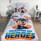 Paw Patrol Bettwäsche ‘Heroes’ auf einem Kinderbett im Kinderzimmer