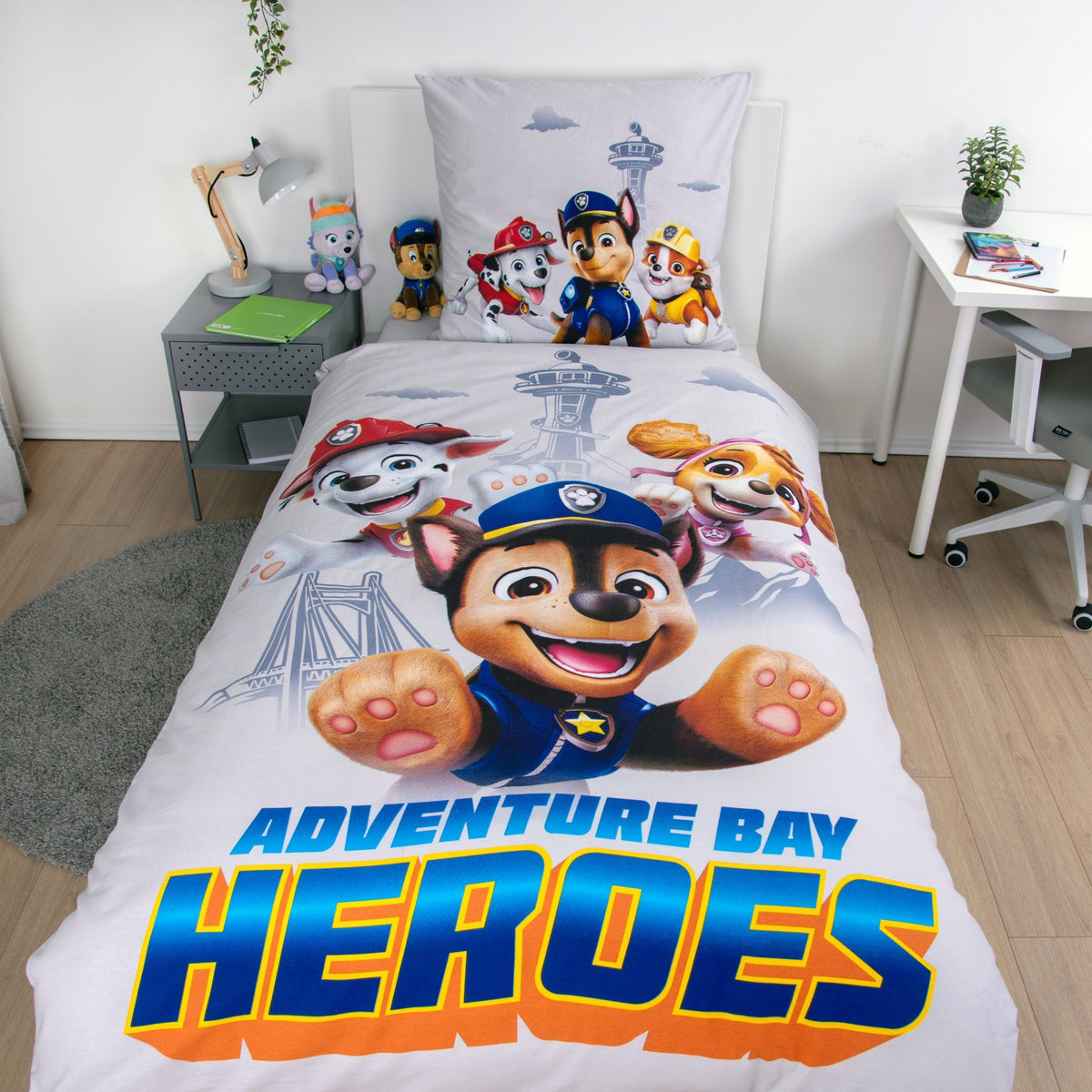 Paw Patrol Bettwäsche ‘Heroes’ auf einem Kinderbett im Kinderzimmer