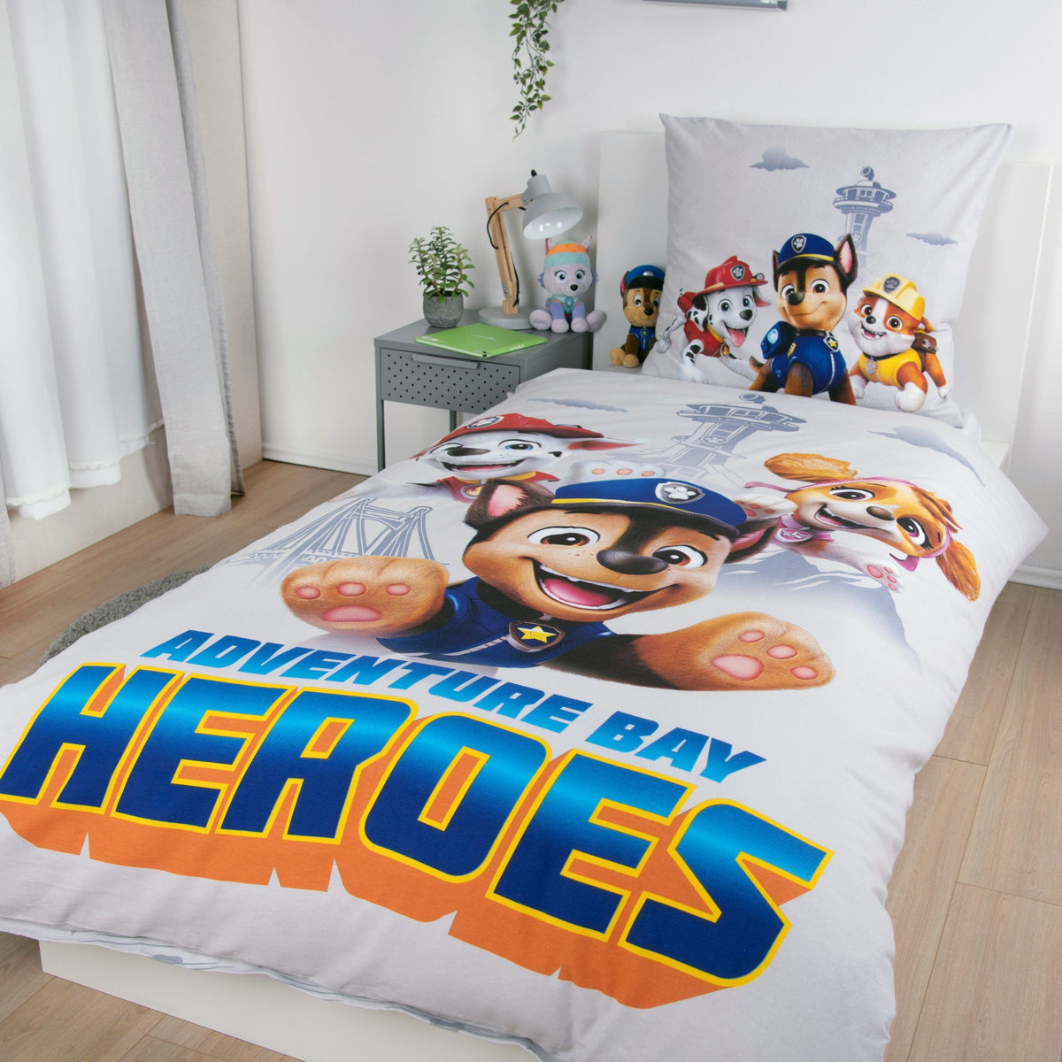 Paw Patrol Bettwäsche ‘Heroes’ mit Schriftzug „Adventure Bay Heroes“ auf einem Kinderbett