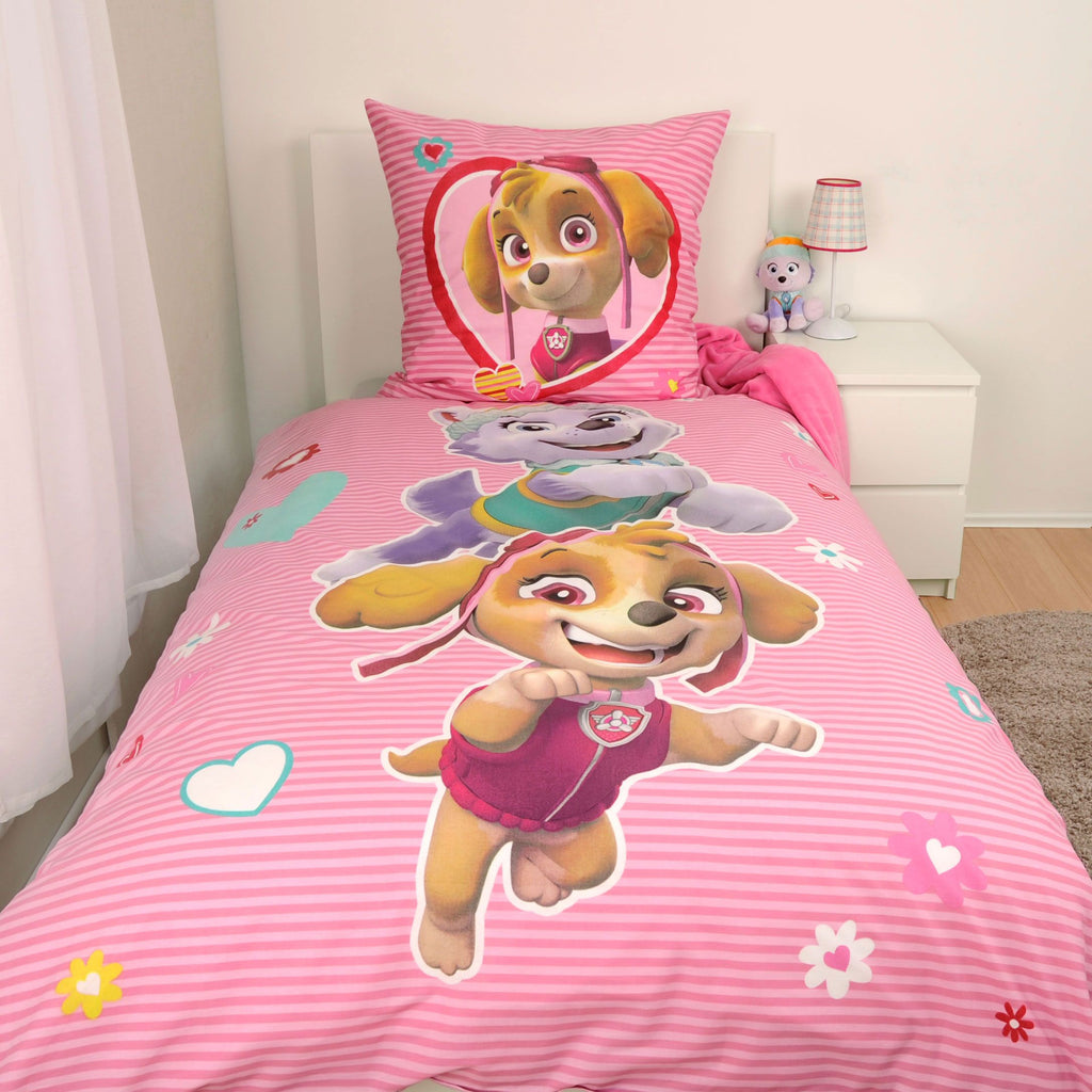 Paw Patrol Bettwäsche ‘Pink Glow in the Dark’ auf einem Einzelbett im Kinderzimmer