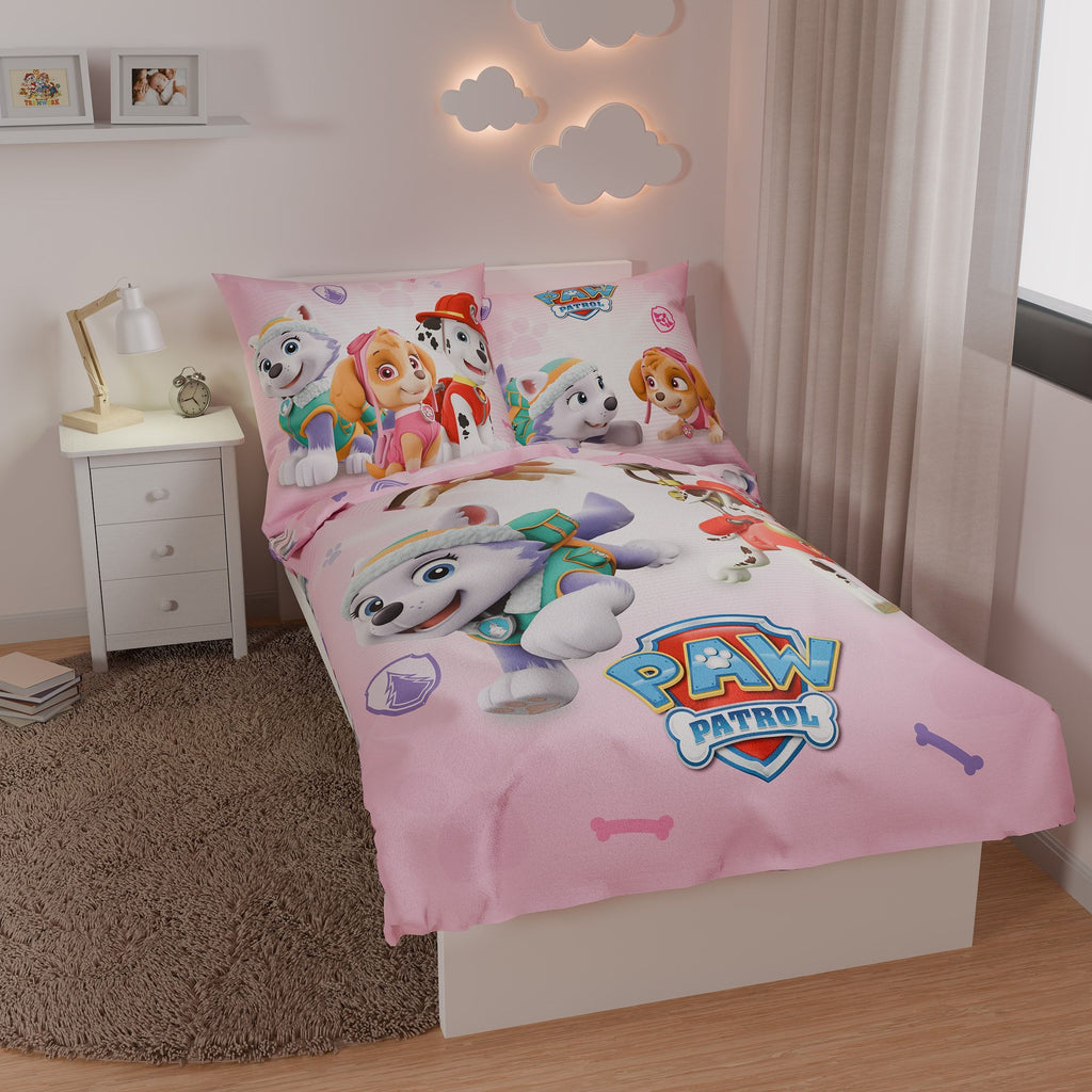Paw Patrol Bettwäsche ‘Rosa’ auf einem Bett im Kinderzimmer
