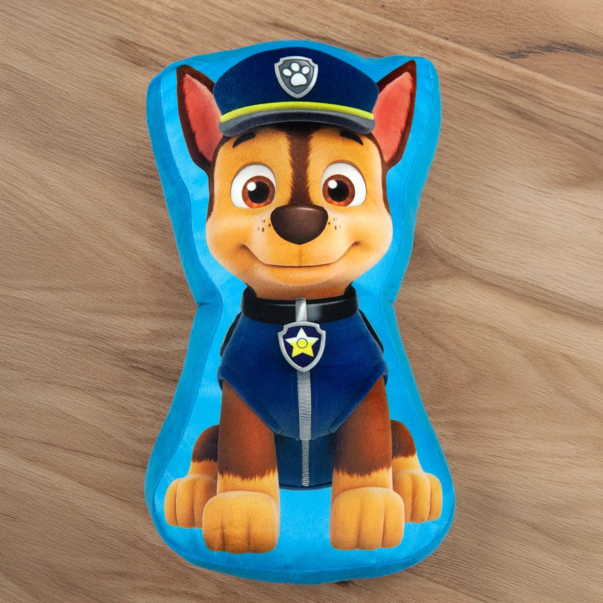 Paw Patrol Formkissen ‘Chase’ von oben auf Holzboden