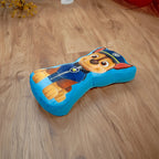 Paw Patrol Formkissen ‘Chase’ schräg auf Holzboden liegend
