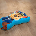 Paw Patrol Formkissen ‘Chase’ auf Holzboden, Nahansicht schräg