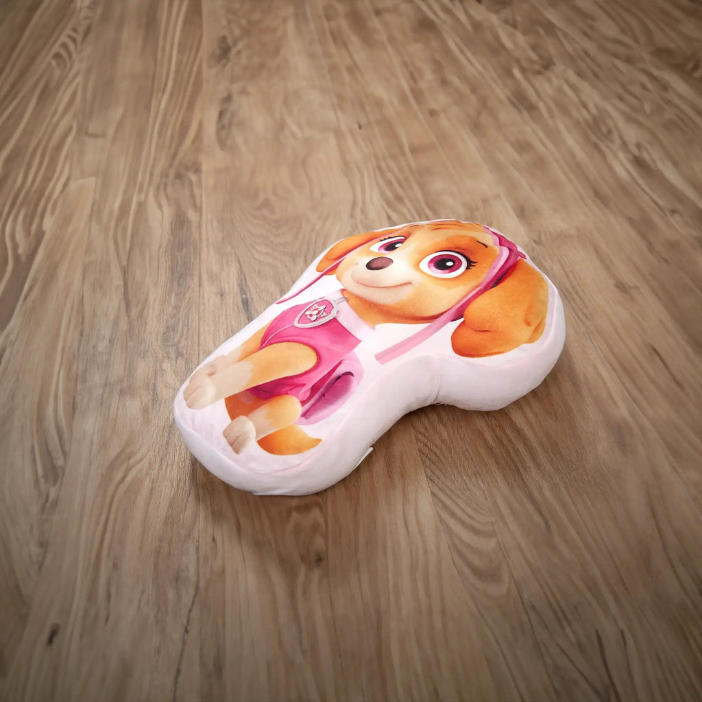 Paw Patrol Formkissen ‘Skye’ liegend auf Holzboden, schräg von oben