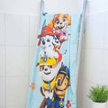 Paw Patrol Handtuch ‘Friends’ über einer Leiter im Badezimmer