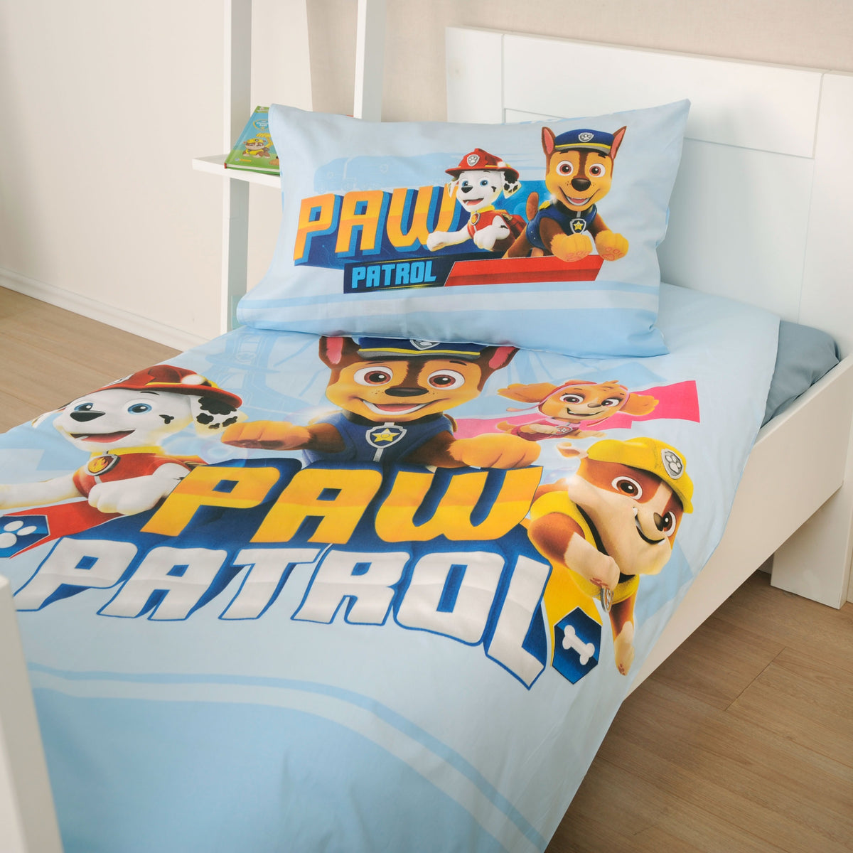 Paw Patrol Kleinkindbettwäsche ‘Blue Mission’ auf einem weißen Kinderbett, Bettbezug mit Chase, Marshall, Skye und Rubble