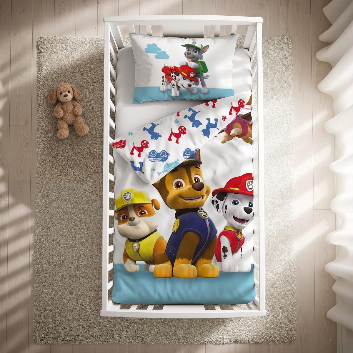 Paw Patrol Kleinkindbettwäsche ‘Classic’ 100 x 135 cm mit Kissenbezug 40 x 60 cm im Gitterbett, Draufsicht mit umgeschlagener Wendeseite