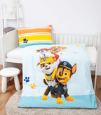Paw Patrol Kleinkindbettwäsche ‘Friends’ im Gitterbett, Motivseite mit den vier Welpen