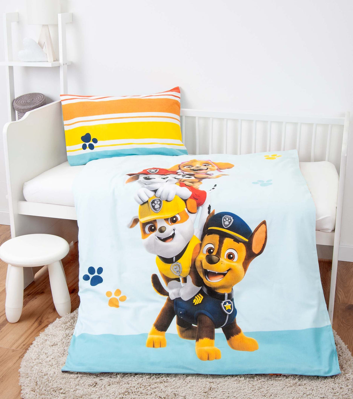 Paw Patrol Kleinkindbettwäsche ‘Friends’ im Gitterbett, Motivseite mit den vier Welpen