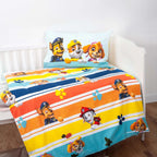 Paw Patrol Kleinkindbettwäsche ‘Friends’ im Gitterbett mit Streifen-Wendeseite und Kissen mit Chase, Rubble und Skye