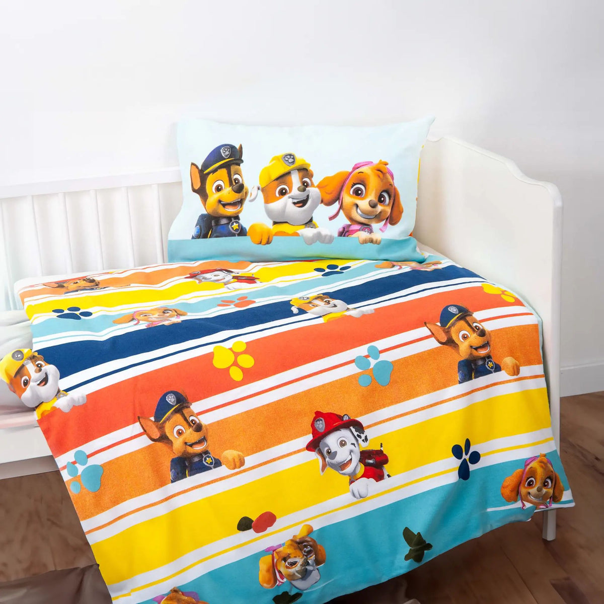 Paw Patrol Kleinkindbettwäsche ‘Friends’ im Gitterbett mit Streifen-Wendeseite und Kissen mit Chase, Rubble und Skye