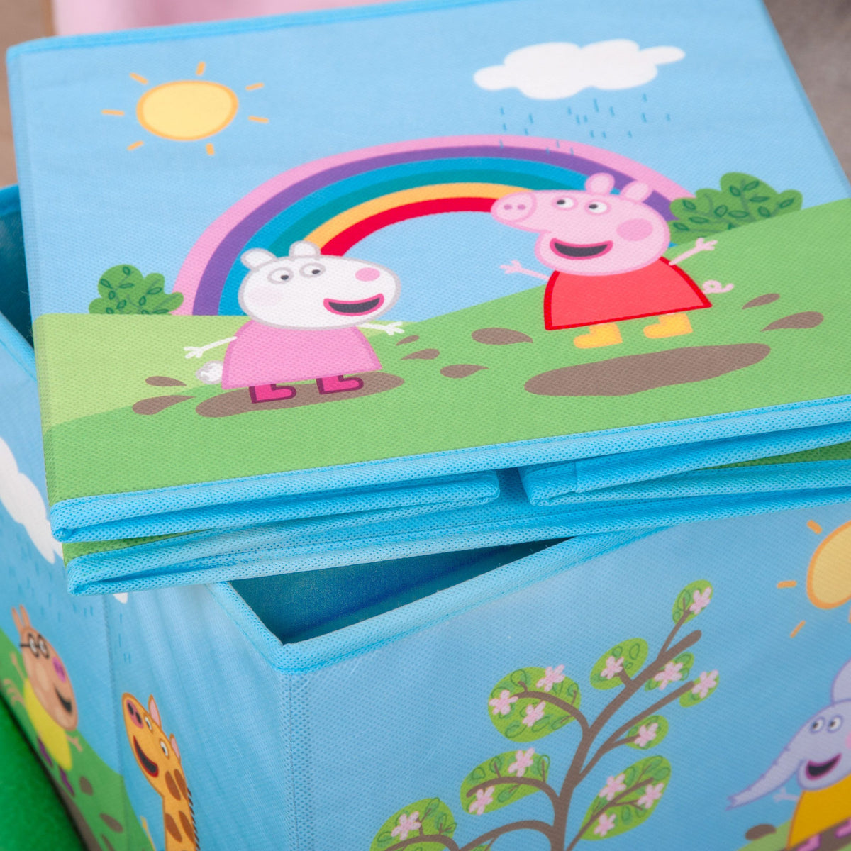 Nahaufnahme der gefalteten Peppa Wutz Aufbewahrungsbox mit Regenbogen