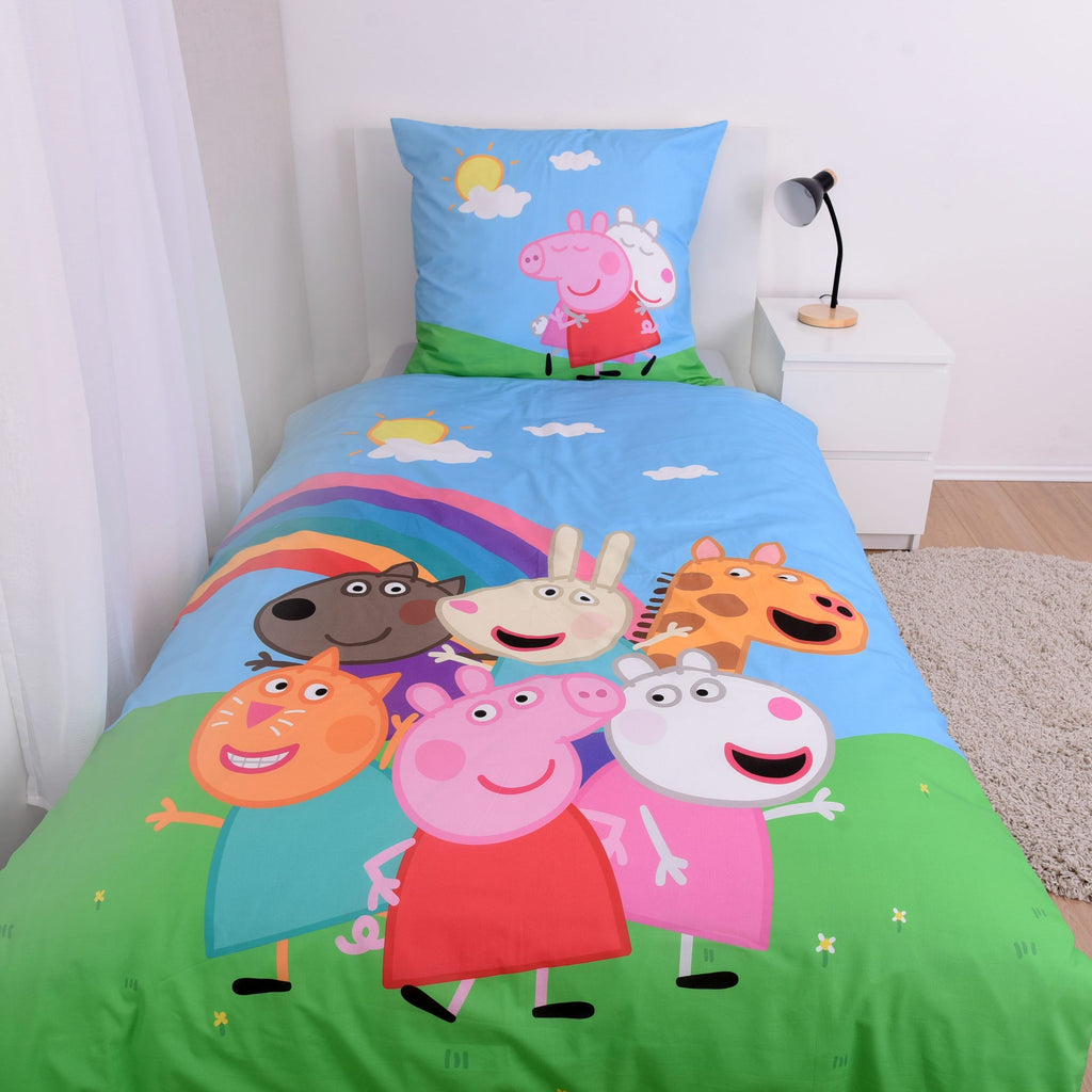 Peppa Wutz Bettwäsche ‘Friends’ auf einem Einzelbett im Kinderzimmer