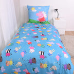 Blaue Wendeseite der Peppa Wutz Bettwäsche ‘Friends’ mit kleinen Figuren auf einem Bett