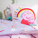 Kissen der Peppa Wutz Bettwäsche ‘My Family’: Peppa mit ihrer kleinen Schwester unter dem Regenbogen, Schriftzug „SISTERS“