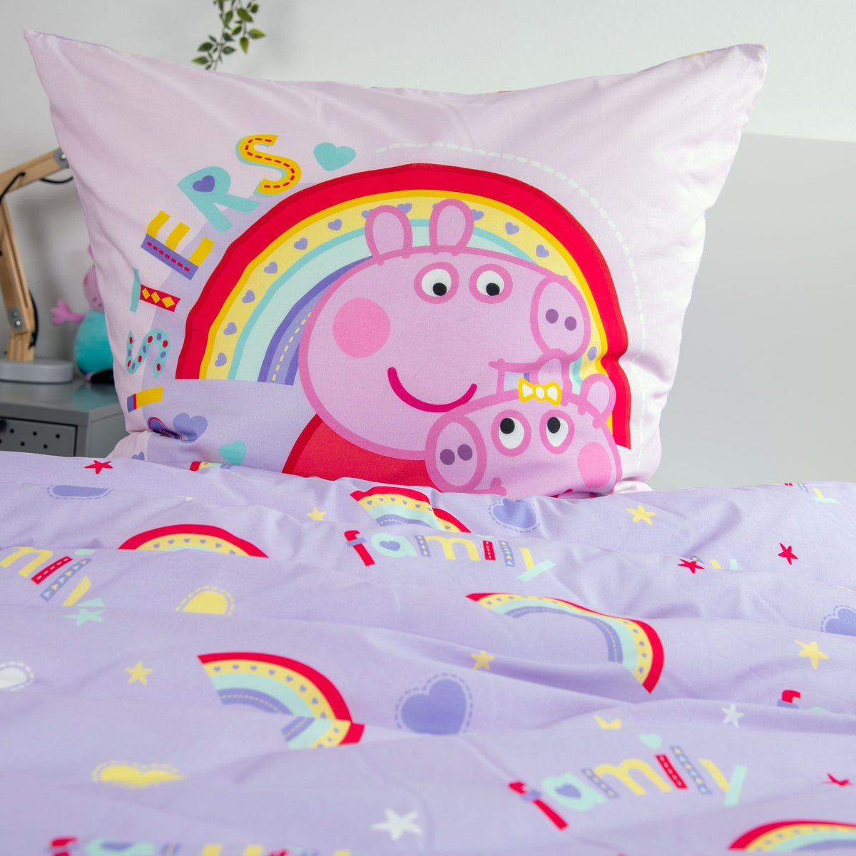 Kissen mit Peppa und ihrer kleinen Schwester auf der Wendeseite mit Regenbogen, Herzen und Sternen