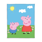 Peppa Wutz Fleecedecke ‘Classic’ 130 x 160 cm mit Peppa und Schorsch auf der Wiese unter Sonne und Wolken
